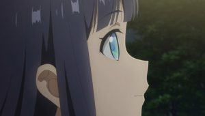 Toumei na Yoru ni Kakeru Kimi to, Me ni Mienai Koi wo Shita Episodio 1